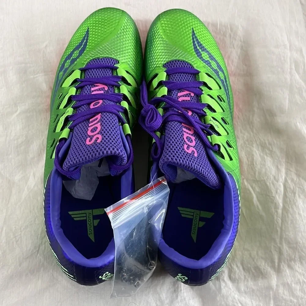SAUCONY SHOWDOWN 4 RACING SHOES.  COLORS ARE GREEN/PURPLE PINK.  NEW IN …